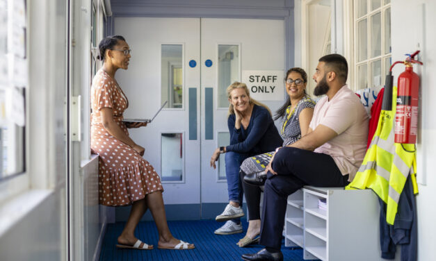 Salle des profs : « 12 chaises pour 70 personnes »