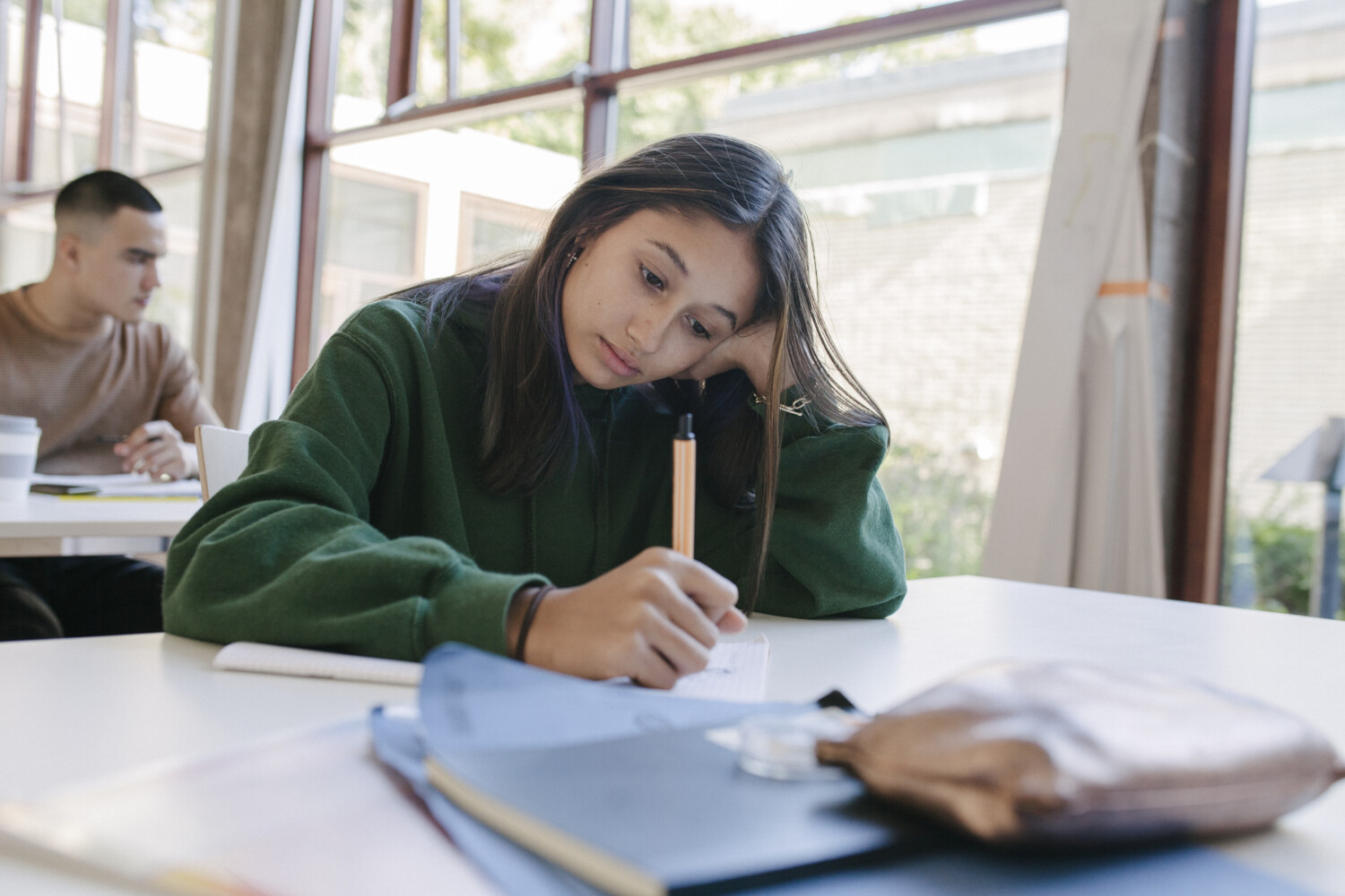 DNB : de nouvelles modalités de notation pour la rentrée 2025 High School Student Concentrating On Work In Class