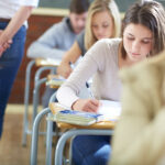 Bac : plus la moyenne d’un établissement est élevée aux épreuves, plus les élèves sont sous-notés au contrôle continu