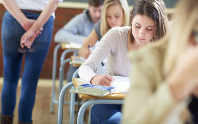Bac : plus la moyenne d’un établissement est élevée aux épreuves, plus les élèves sont sous-notés au contrôle continu