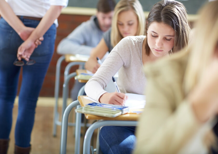 Bac : plus la moyenne d’un établissement est élevée aux épreuves, plus les élèves sont sous-notés au contrôle continu