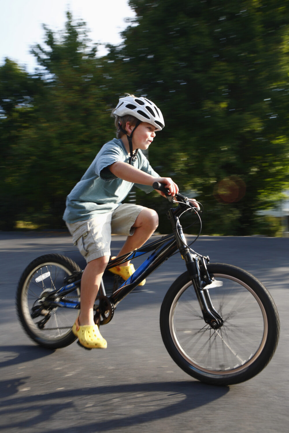 Savoir rouler à vélo : la direction des Sports publie le bilan 2024 et les objectifs 2025 Boy rides his bike on a driveway.