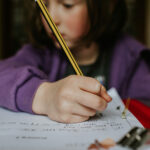 Ecriture manuscrite chez les enfants : des bénéfices sur l’identification des lettres et la lecture