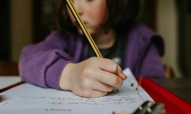 Ecriture manuscrite chez les enfants : des bénéfices sur l’identification des lettres et la lecture