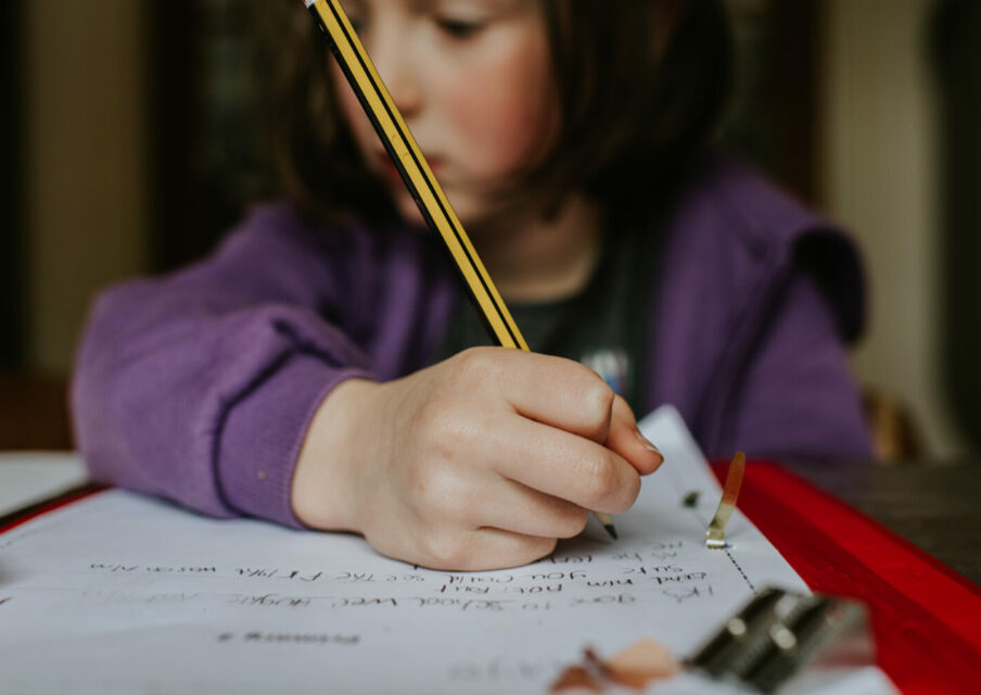 Ecriture manuscrite chez les enfants : des bénéfices sur l’identification des lettres et la lecture