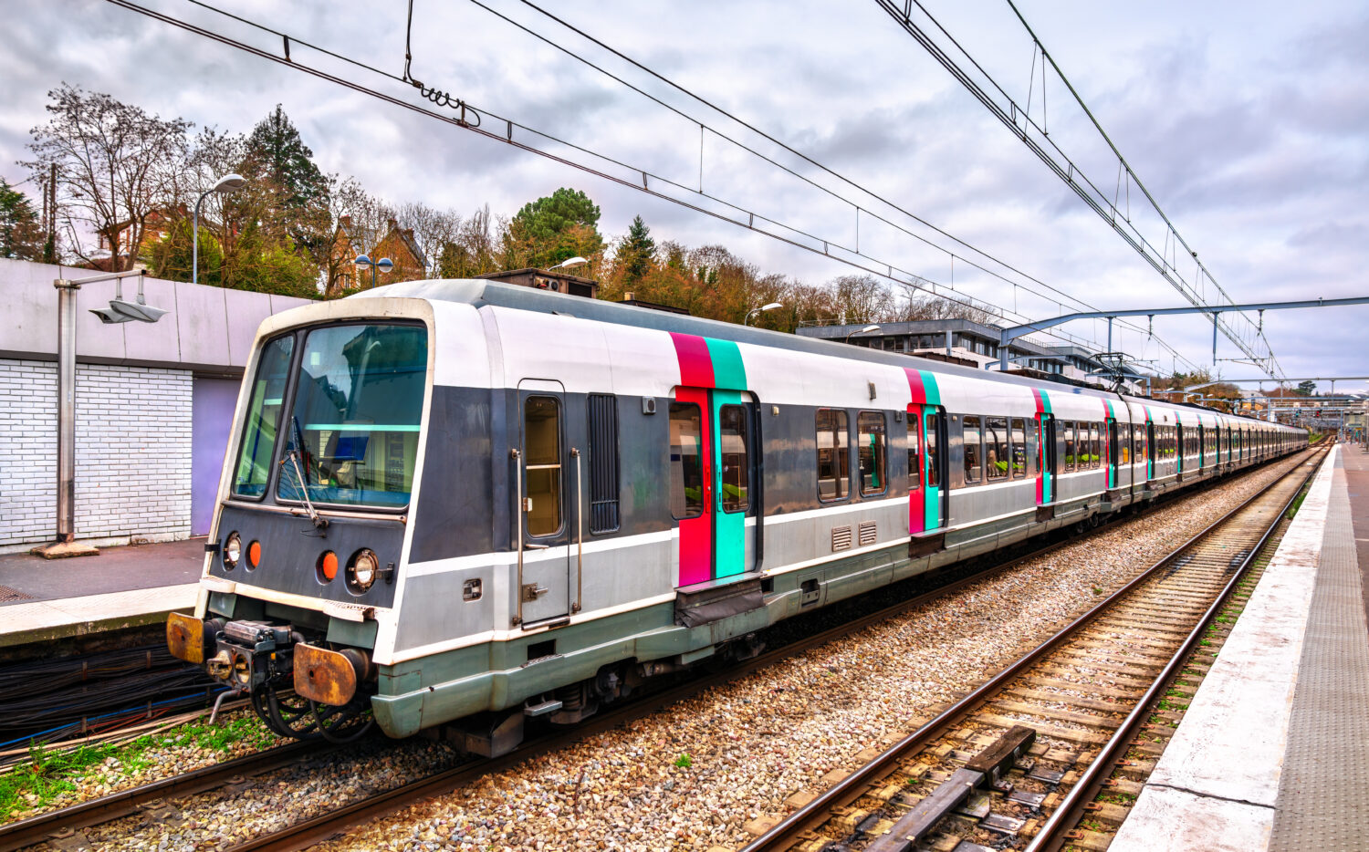 BTS 2025 : une nouvelle convocation pour les candidats retardés par l’incident du RER B Regional Express RER train at Orsay-Ville station near Paris in France