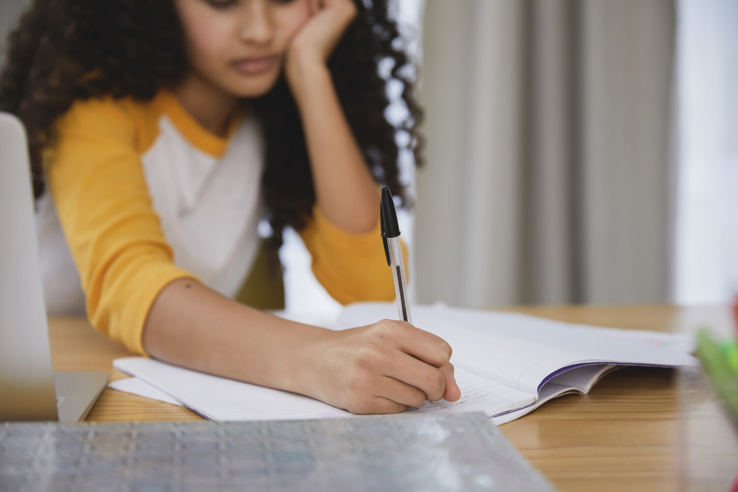 Grand oral 2025 : la dernière épreuve du bac a commencé ce 23 juin Teenger sitting in school writing in her note pad