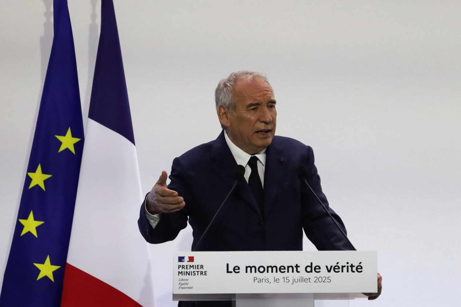 Fonction publique : 3 000 postes supprimés en 2026 Prime Minister Francois Bayrou Present Proposals For The 2026 Budget