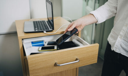 Portable en pause : 9 collèges sur 10 n’appliquent pas le dispositif