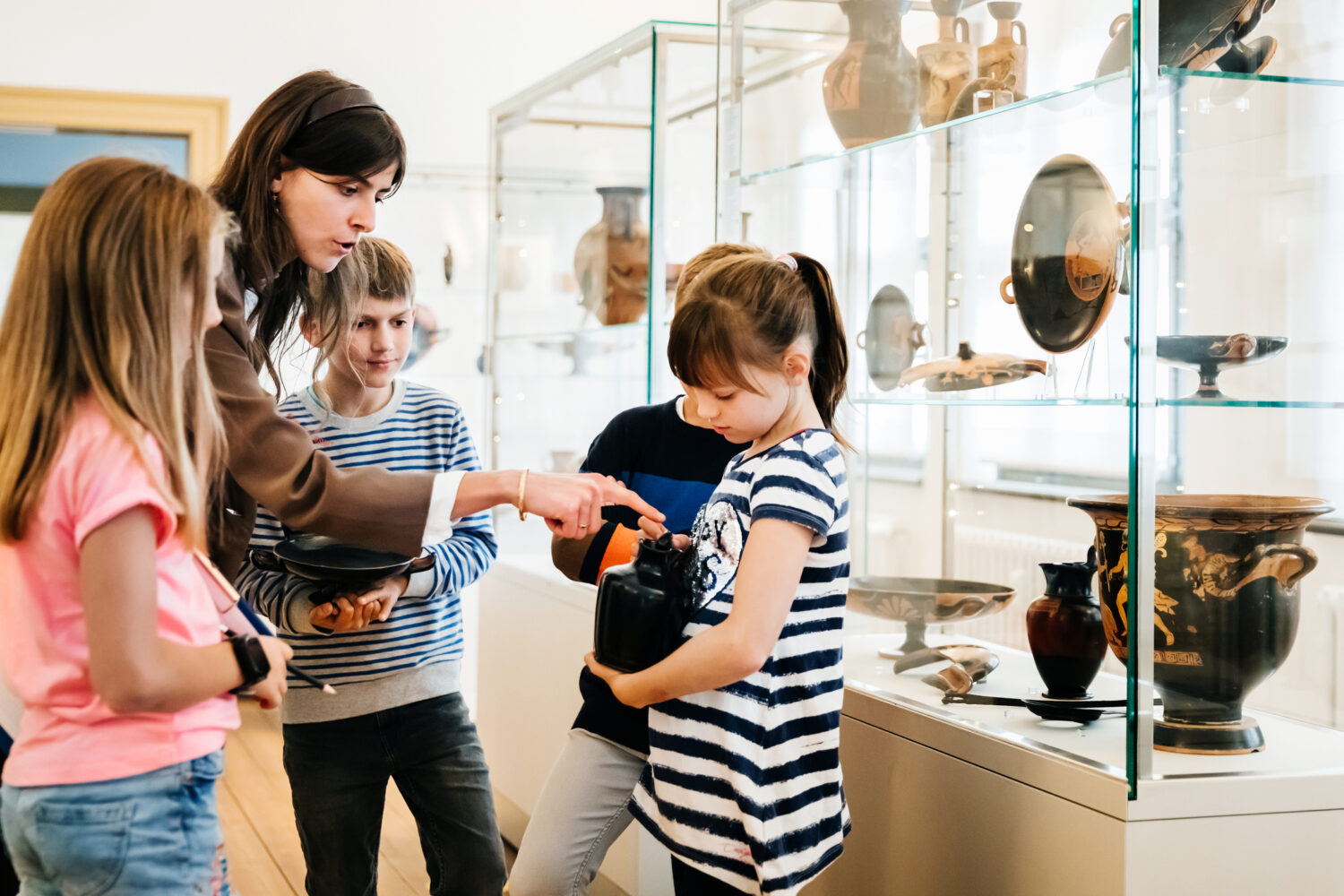 "Levez les yeux !" : un dispositif pour sensibiliser les élèves au patrimoine Young Girl Holding Replication Artifact While On Museum Field Trip