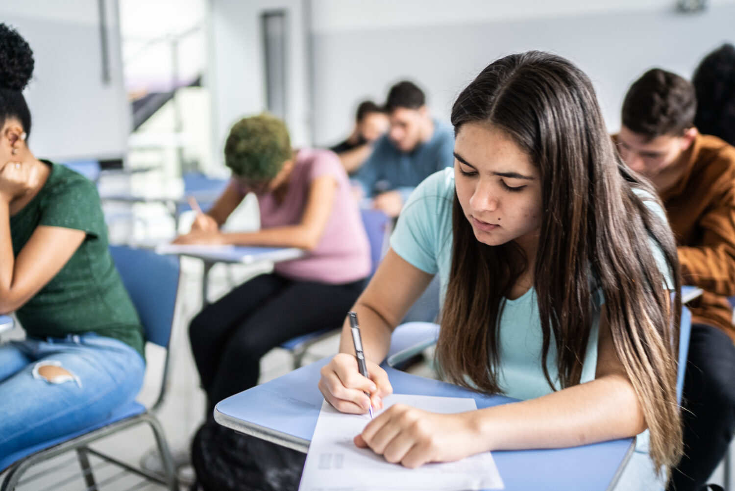 Bac, CAP et brevet 2026 : le calendrier a été publié Teeanage students doing a test in the classroom