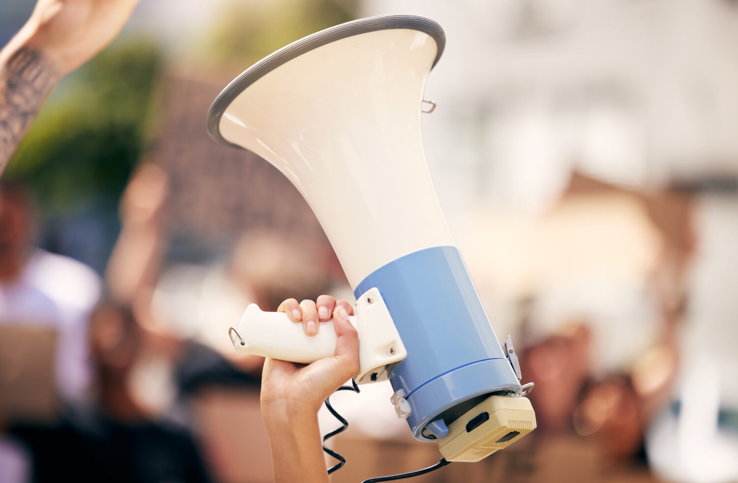 Grève du 2 octobre : entre 6,95 et 10 % d'enseignants grévistes dans les écoles Shot of a protester holding a megaphone during a rally