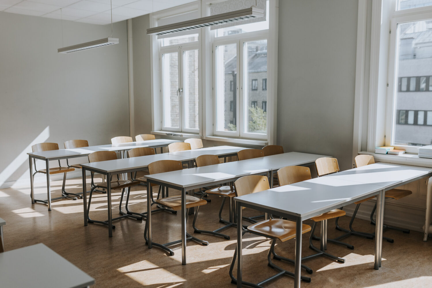 Rentrée 2026 : deux collèges et lycées sur trois ont démarré avec une équipe incomplète Empty classroom with chairs and desks at school