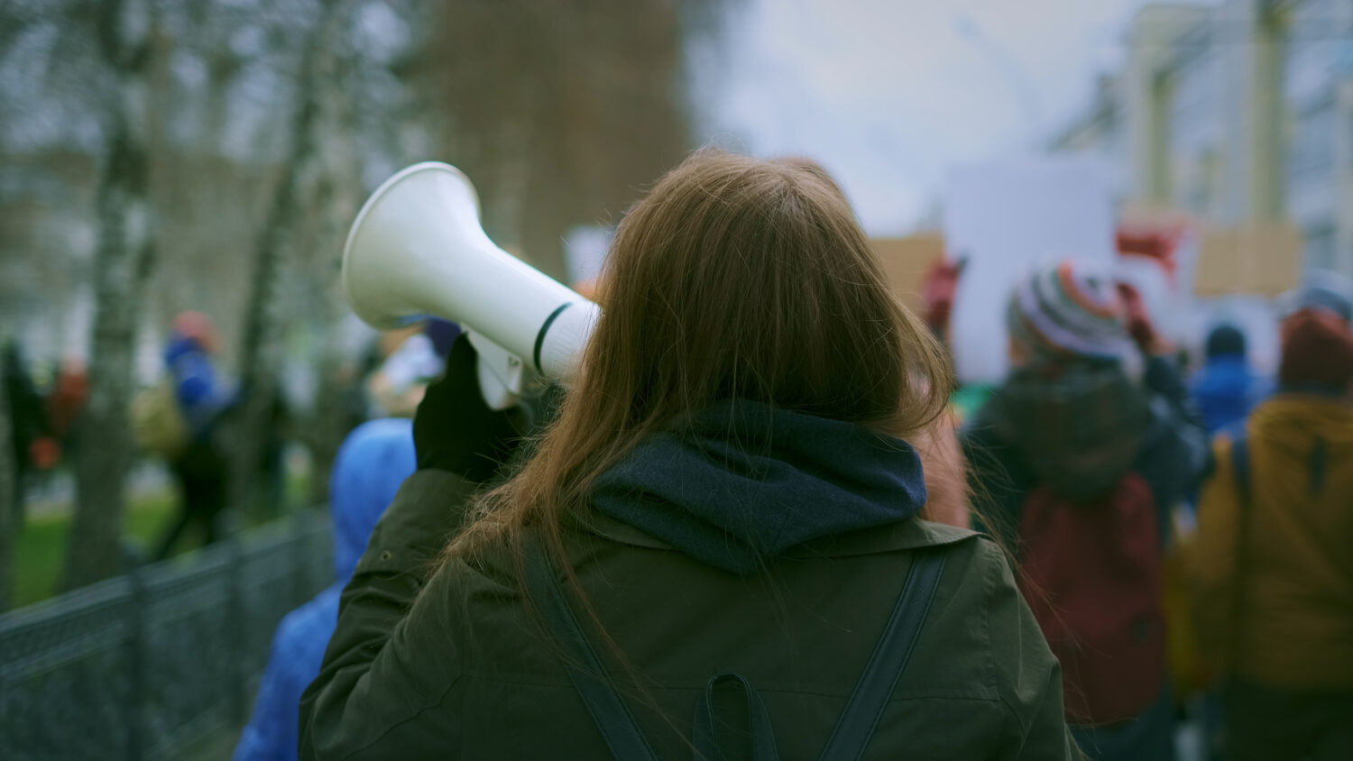 18 septembre : dans le secondaire, 16,78 % d’enseignants grévistes selon le ministère, 45 % des personnels pour les syndicats Young woman at demonstration
