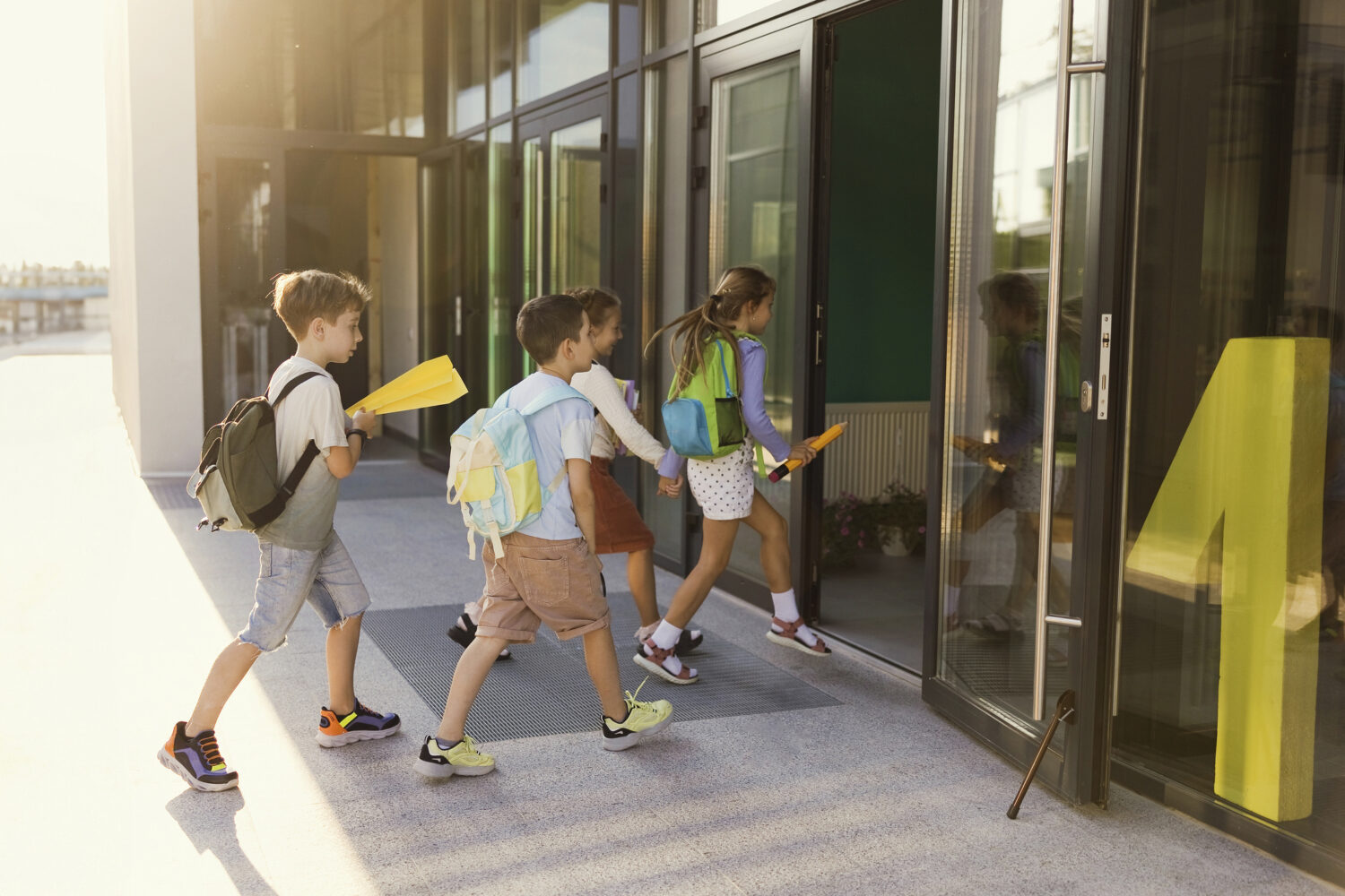 Rentrée scolaire : "l’équivalent de 2500 professeurs manquants", admet Elisabeth Borne Girls and boys with backpacks entering school