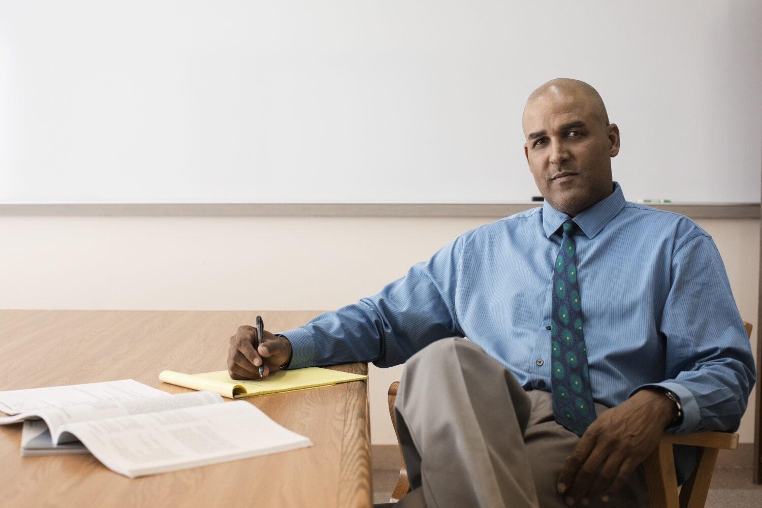 7 % des personnels de direction satisfaits des choix ministériels Businessman making notes in office