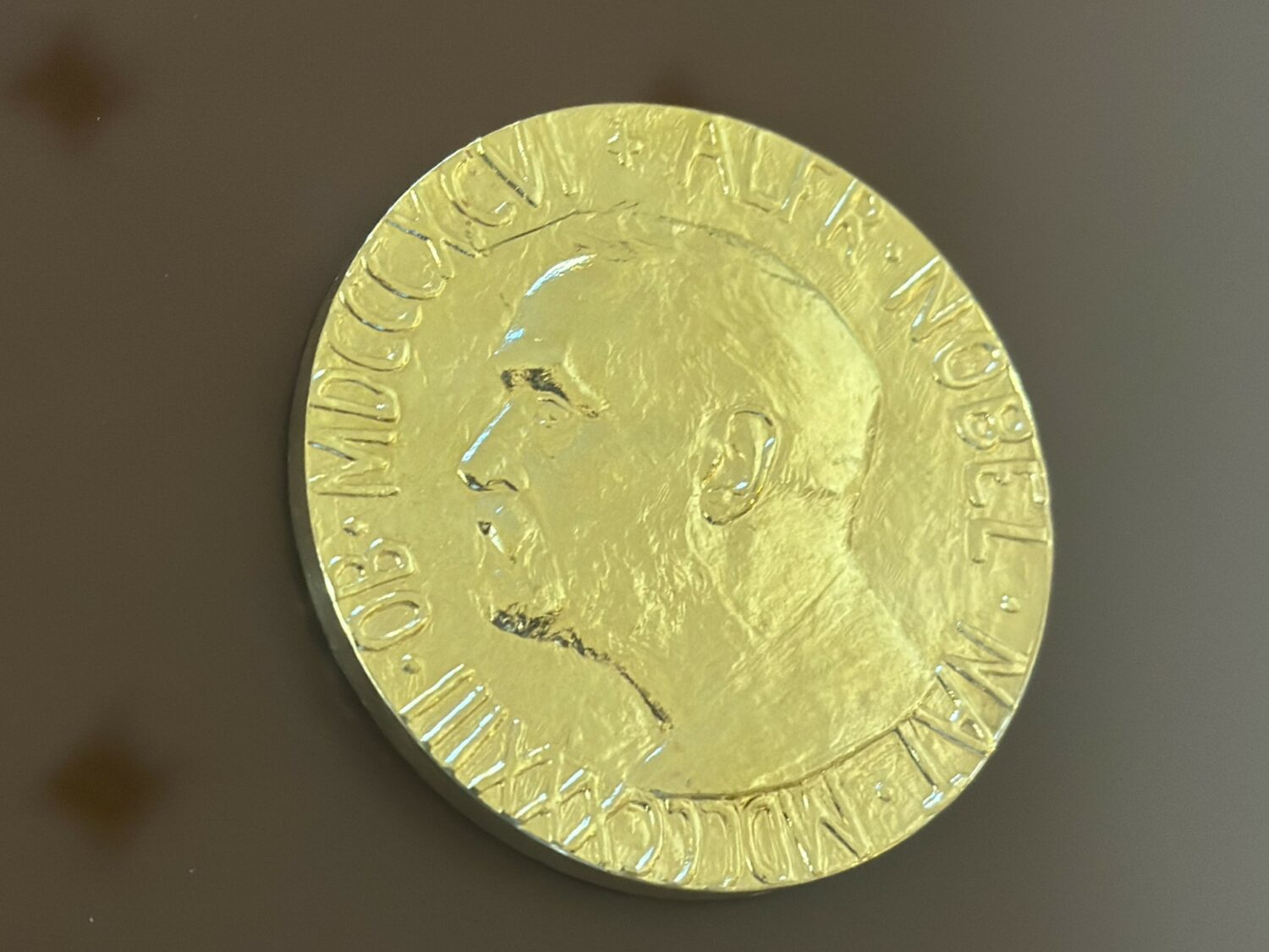 Portrait de Michel Devoret, prix Nobel de physique 2025 Nobel Medal