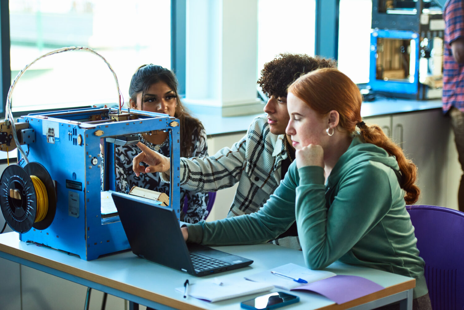 Lycée pro : « sur le parcours en Y, la 1ère année a révélé l’enjeu de l’évaporation des jeunes » (E. Geffray) Multiracial group of technical college students working on project in class