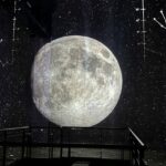 « Destination Lune » : L’Atelier des lumières vous invite dans l’espace