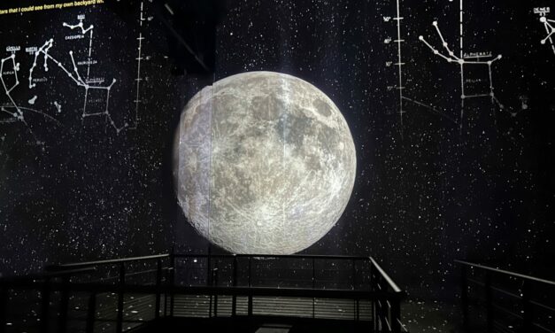 « Destination Lune » : L’Atelier des lumières vous invite dans l’espace