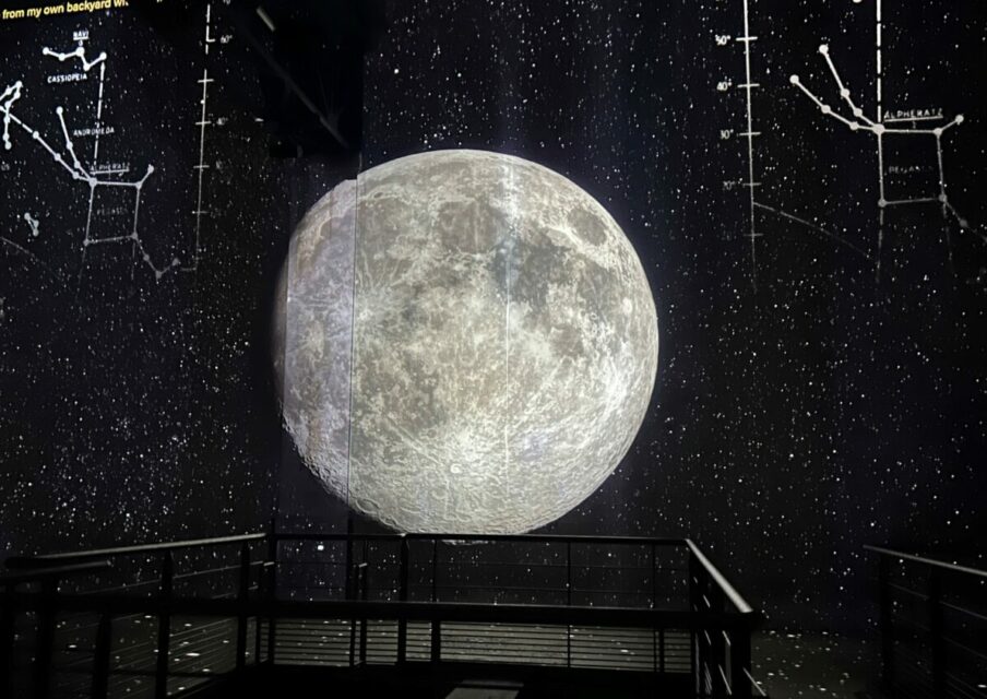 « Destination Lune » : L’Atelier des lumières vous invite dans l’espace