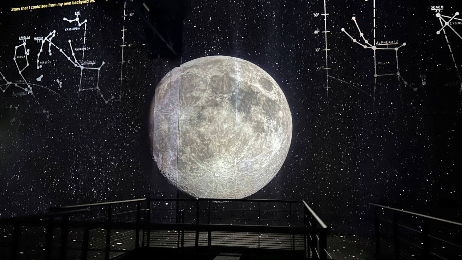 « Destination Lune » à l'Atelier des lumières : un kit pédagogique à découvrir Lune