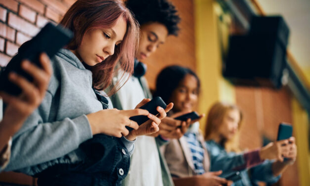 Le téléphone portable sera interdit dans les lycées « en septembre prochain »
