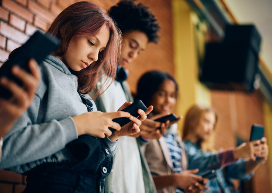 Le téléphone portable sera interdit dans les lycées « en septembre prochain »