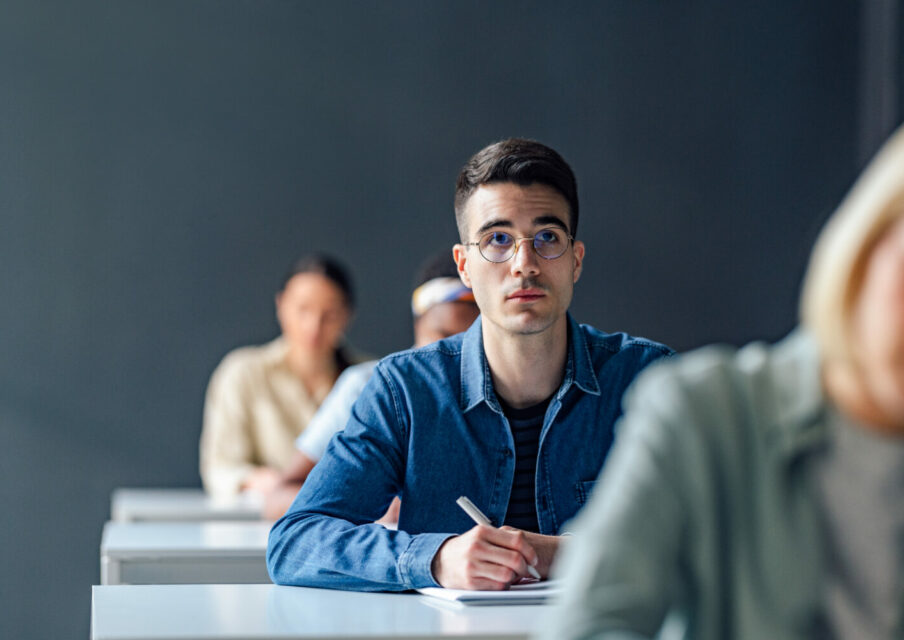 Formation des enseignants : le « fast-track » abandonné au profit d’un nouveau concours, les syndicats inquiets