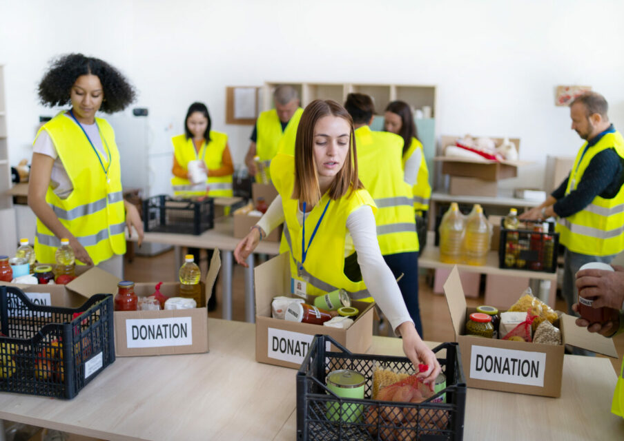 Aider les Restos du cœur au lieu d’être exclus : l’initiative d’un collège pour responsabiliser les élèves