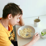 Des élèves le ventre vide