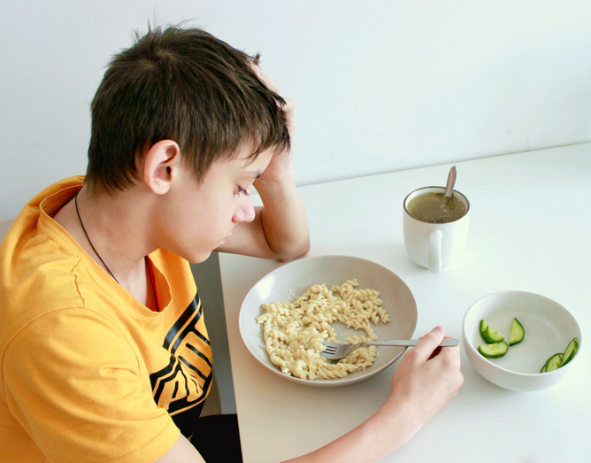Des élèves le ventre vide