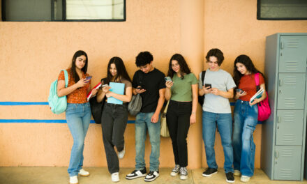 Interdiction du portable au lycée : il y aura des « dérogations » (E. Geffray)