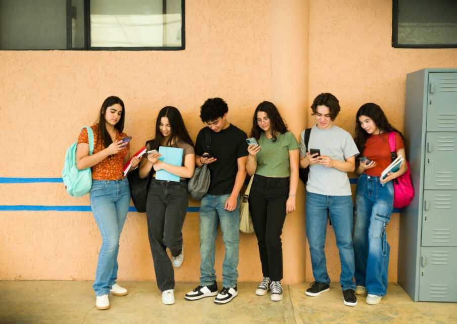 Interdiction du portable au lycée : il y aura des « dérogations » (E. Geffray)