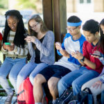 Le téléphone portable restera autorisé au lycée « dans une zone définie de la cour »