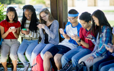 Le téléphone portable restera autorisé au lycée « dans une zone définie de la cour »