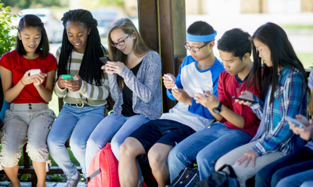 Le téléphone portable restera autorisé au lycée « dans une zone définie de la cour »