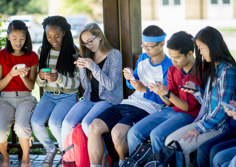 Le téléphone portable restera autorisé au lycée « dans une zone définie de la cour »