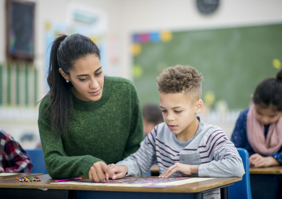 Statut de fonctionnaire pour les AESH : la proposition de loi rejetée par le Sénat