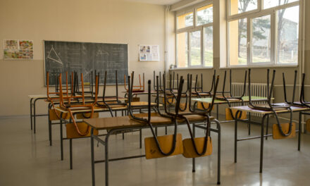 Raccourcissement des vacances scolaires : « il faudrait faire cours en plein été » dans des locaux inadaptés