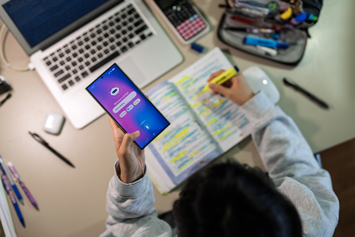 Baromètre du numérique : 68 % des 12-17 ans utilisent l&rsquo;IA pour les devoirs