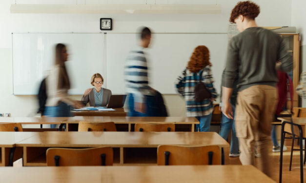 « Plus les élèves sont d’origine sociale défavorisée, plus l’absentéisme est fort » (Depp)