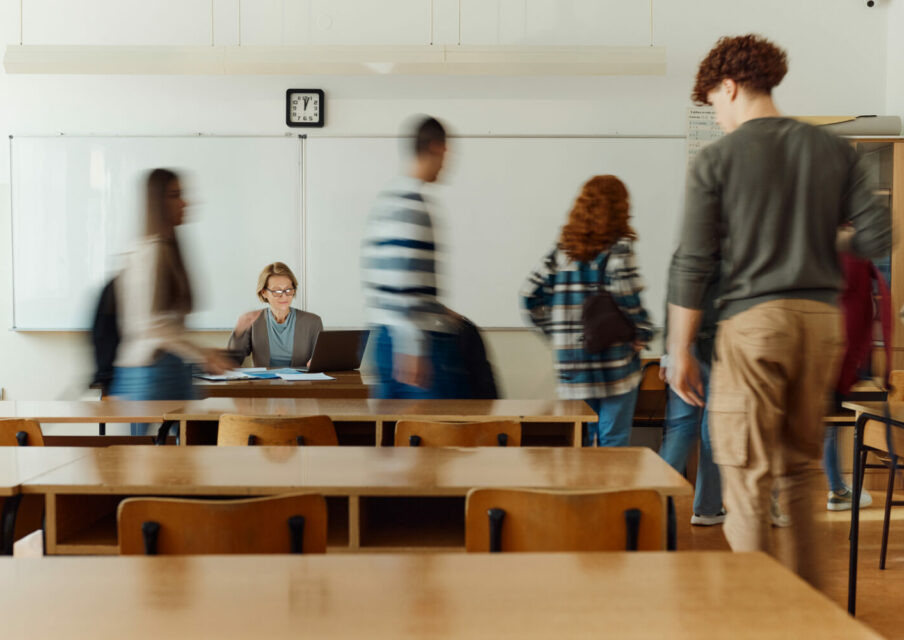 « Plus les élèves sont d’origine sociale défavorisée, plus l’absentéisme est fort » (Depp)