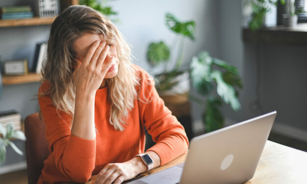 « Même en vacances, on ne décroche jamais » : la charge mentale, l&rsquo;invisible fardeau qui pèse sur les enseignants