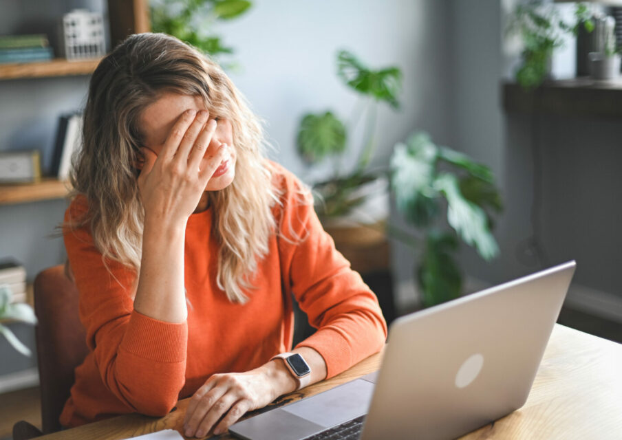« Même en vacances, on ne décroche jamais » : la charge mentale, l&rsquo;invisible fardeau qui pèse sur les enseignants
