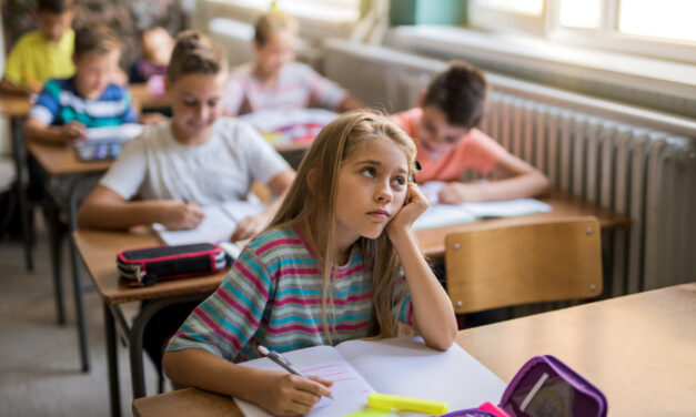Vacances scolaires : un calendrier 2027-2028 « irréaliste et irresponsable »