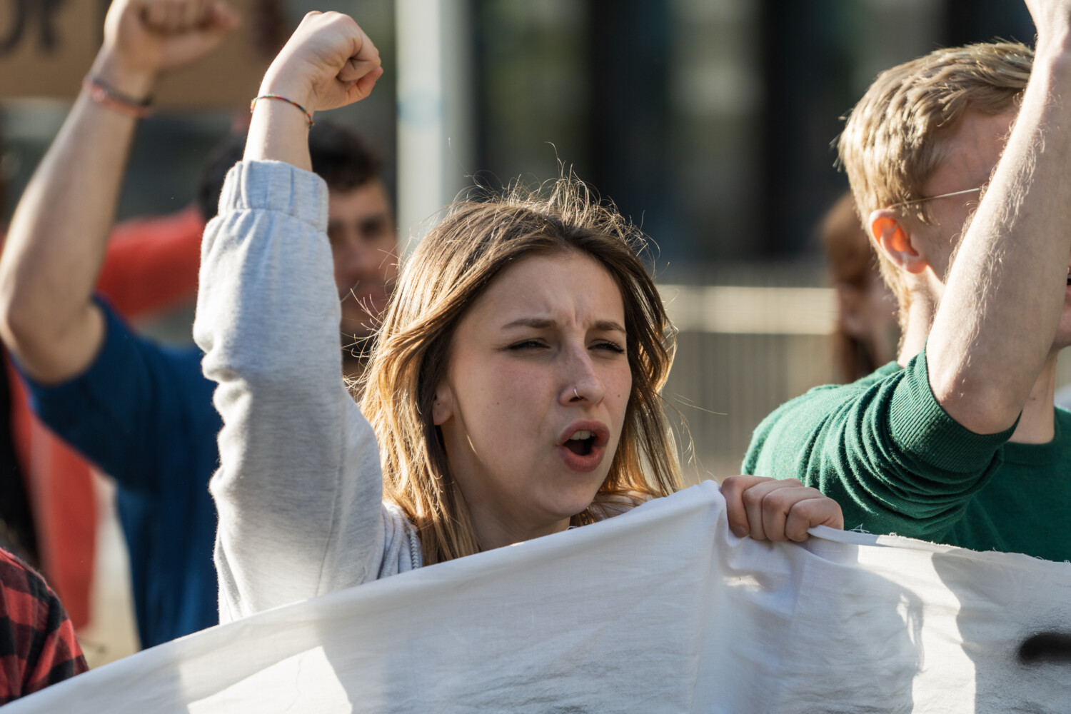 Blocage des lycées : les syndicats demandent la fin des violences, l’USL appelle à de nouvelles actions le 1er octobre Passionate young woman activist raises fist: youth protest for social change